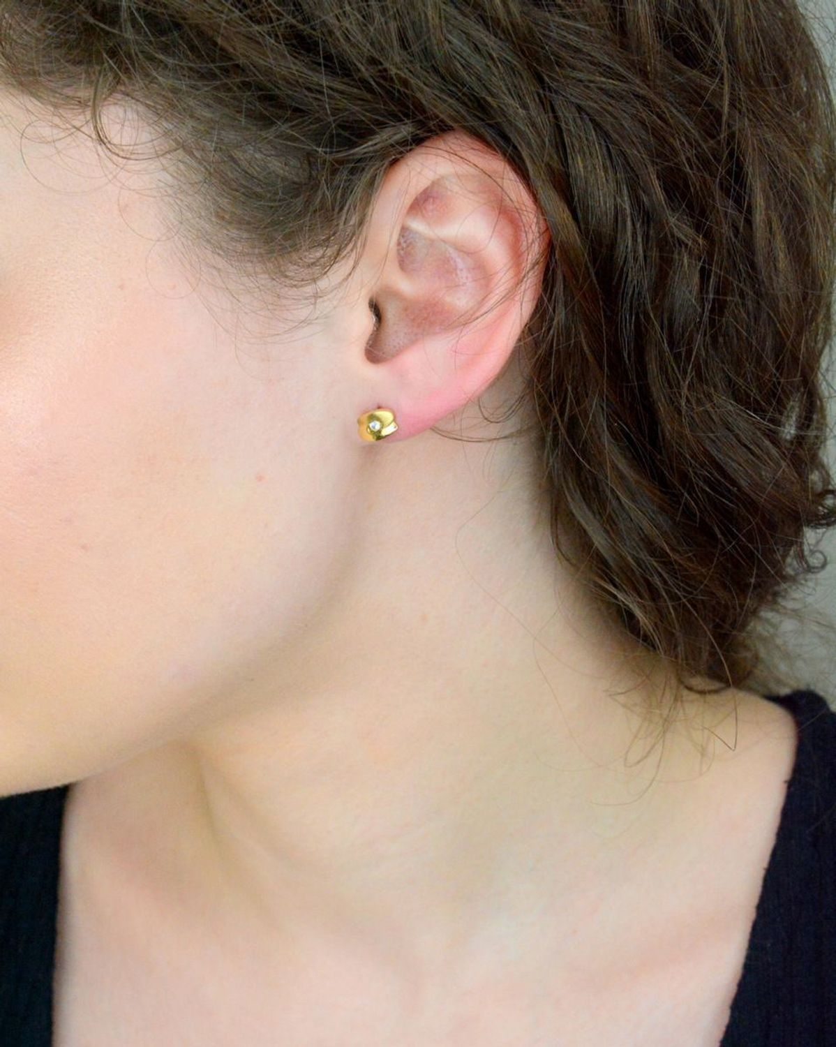 Kolczyki złote wkrętki z cyrkonią, próba 585 KL 1773. Kolczyki damskie małe złote. Kolczyki złote na prezent. Małe złote kolczyki. Złota biżuteria damska. Stylowe kolczyki .1.jpg